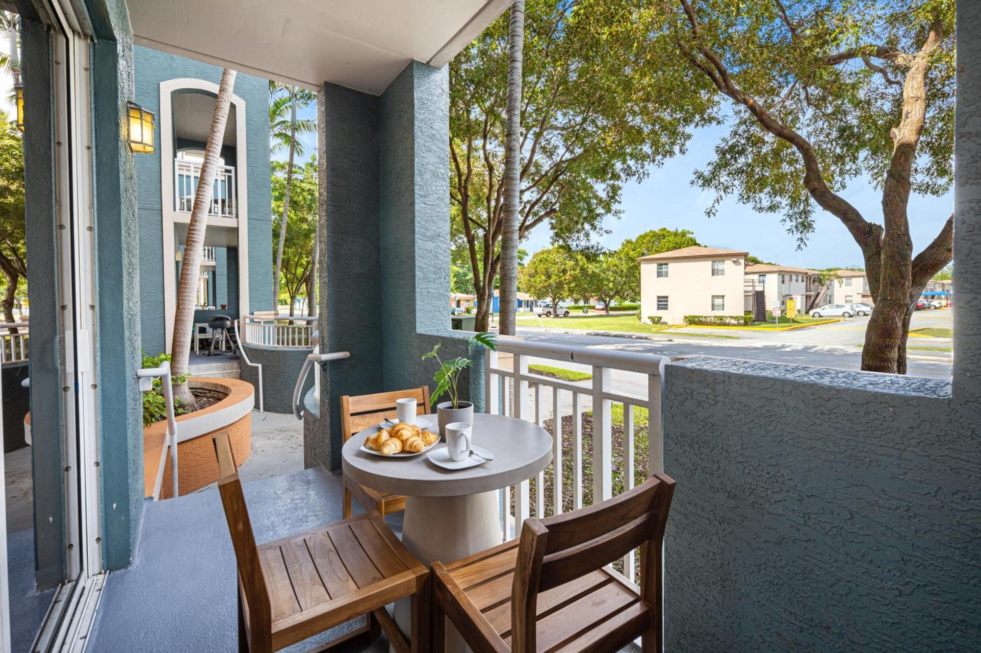 Dharma Home Suites South Miami At Red Road Commons Eksteriør billede