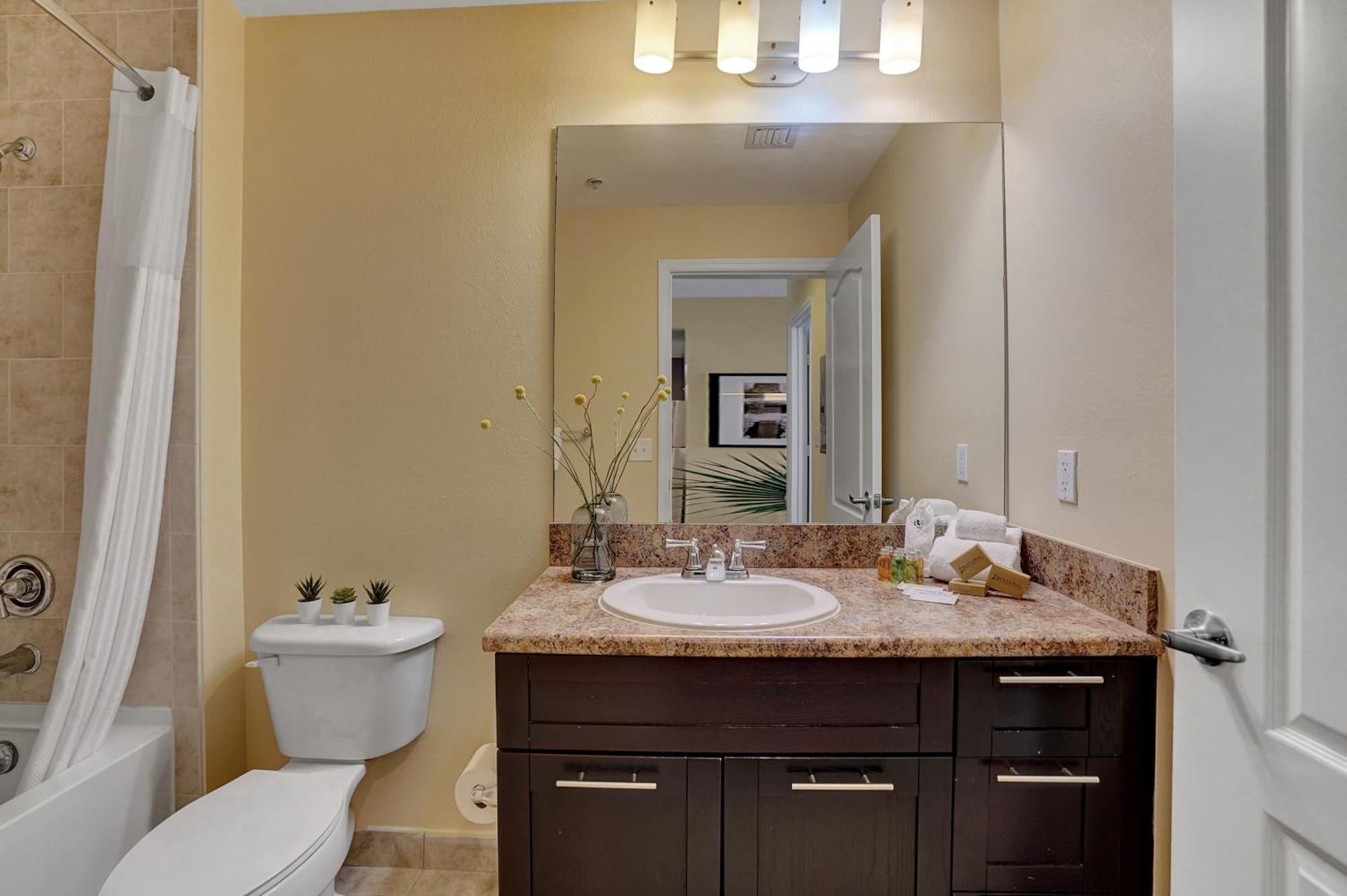 Dharma Home Suites South Miami At Red Road Commons Eksteriør billede